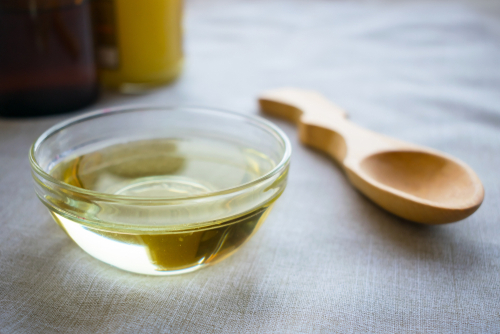 Liquid,Coconut,Mct,Oil,In,Round,Glass,Bowl,With,Wooden